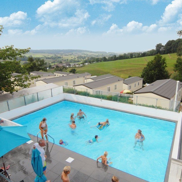 Plons in het zwembad