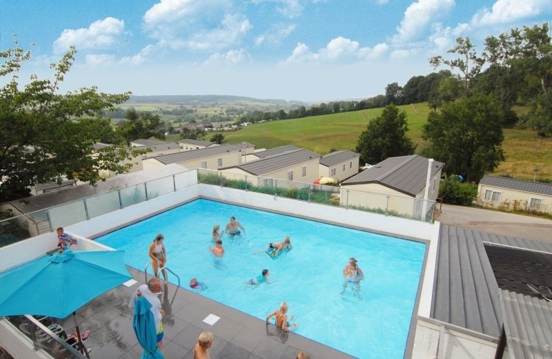 Plons in het zwembad